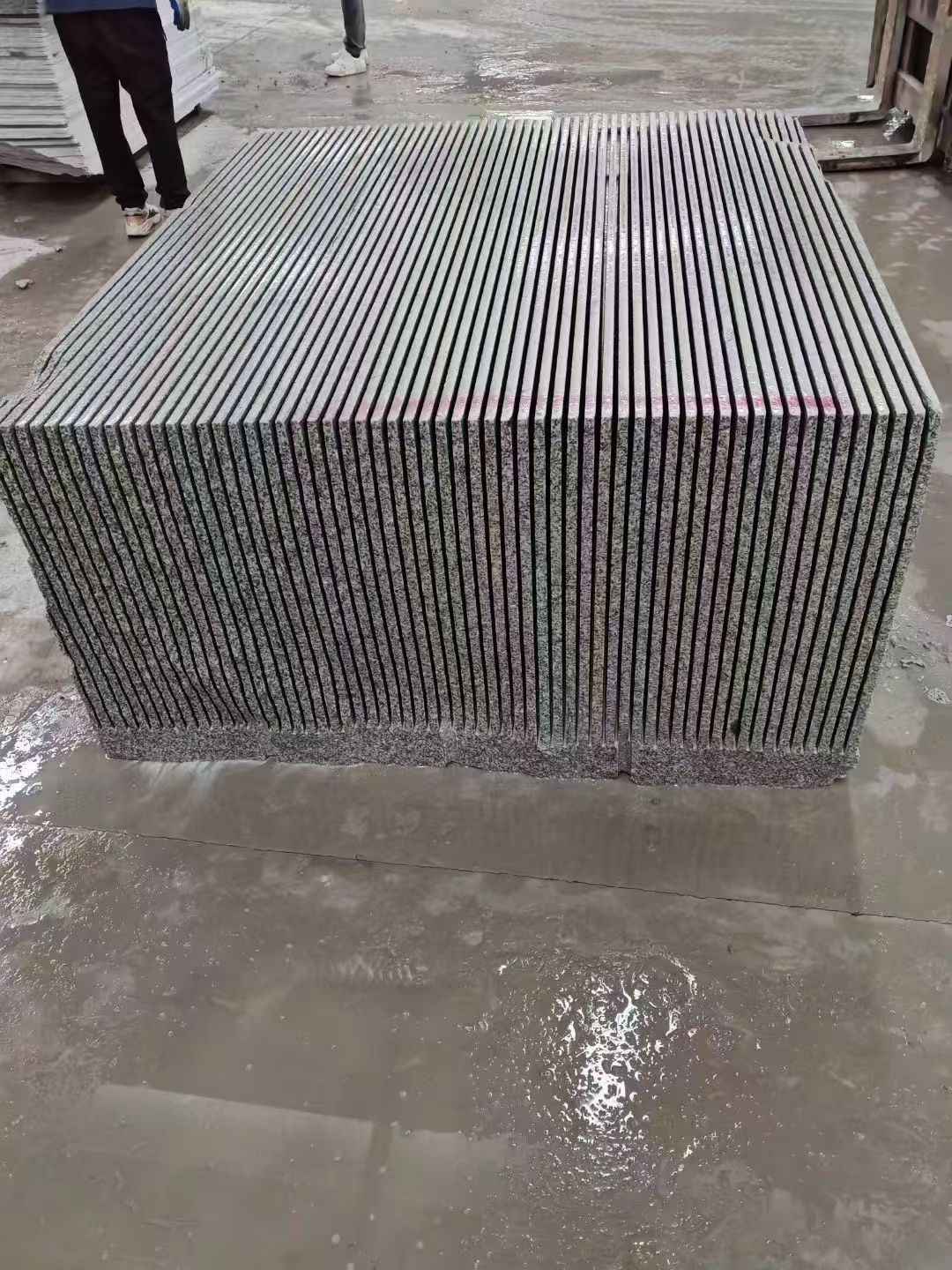 南充芝麻白毛板荒料切割